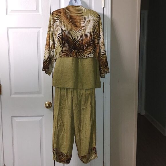 Paradiso 4 pc  beaded outfit  cropped pants and 3 various matching shirts  Sz XL - Picture 12 of 13